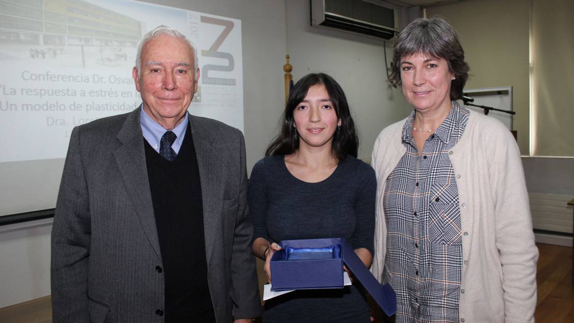 Javiera Villar, quién realizó su Tesis de Magíster en Bioquímica en FUCITED, recibe premio Beca Astrid Rex Olsen, en el 72° Aniversario de la Facultad de Ciencias Químicas y Farmacéuticas de la Universidad de Chile